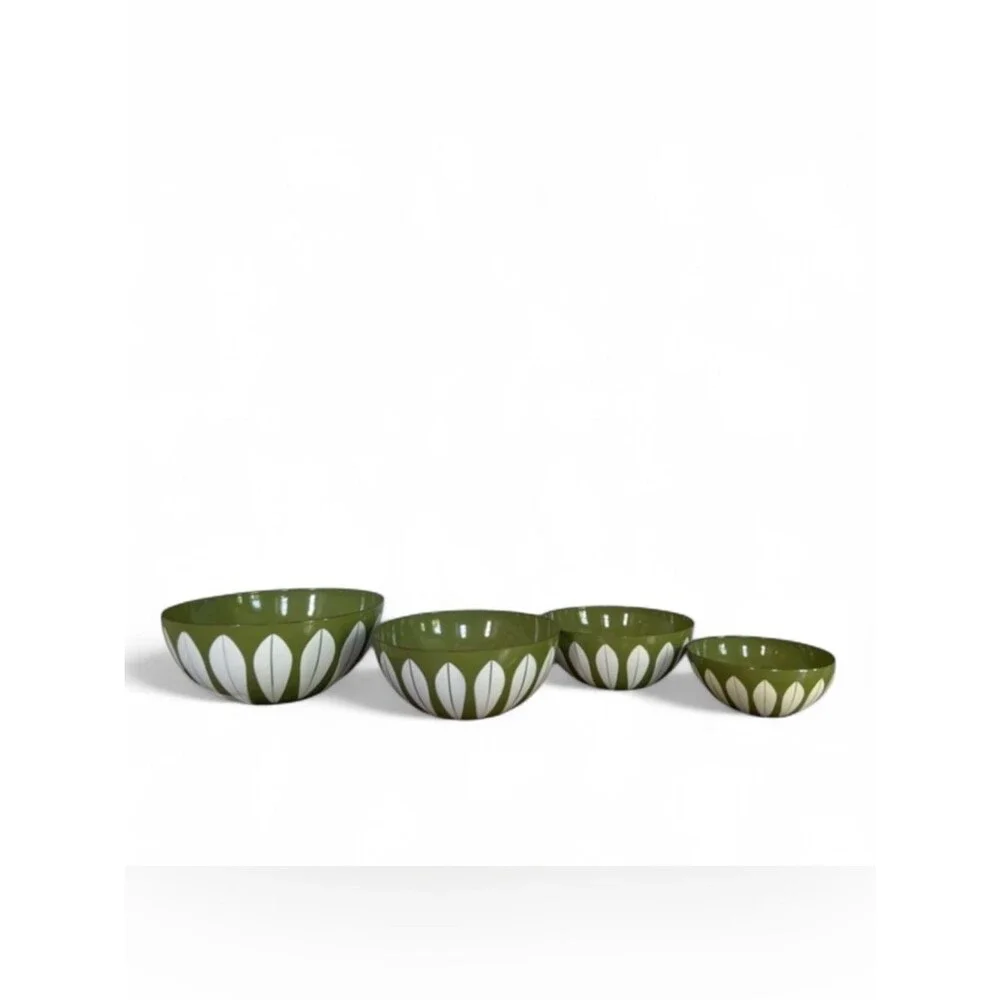 Catherineholm Set of 4 Mid Century Modern Avocado Green White Lotus Enamel Bowls